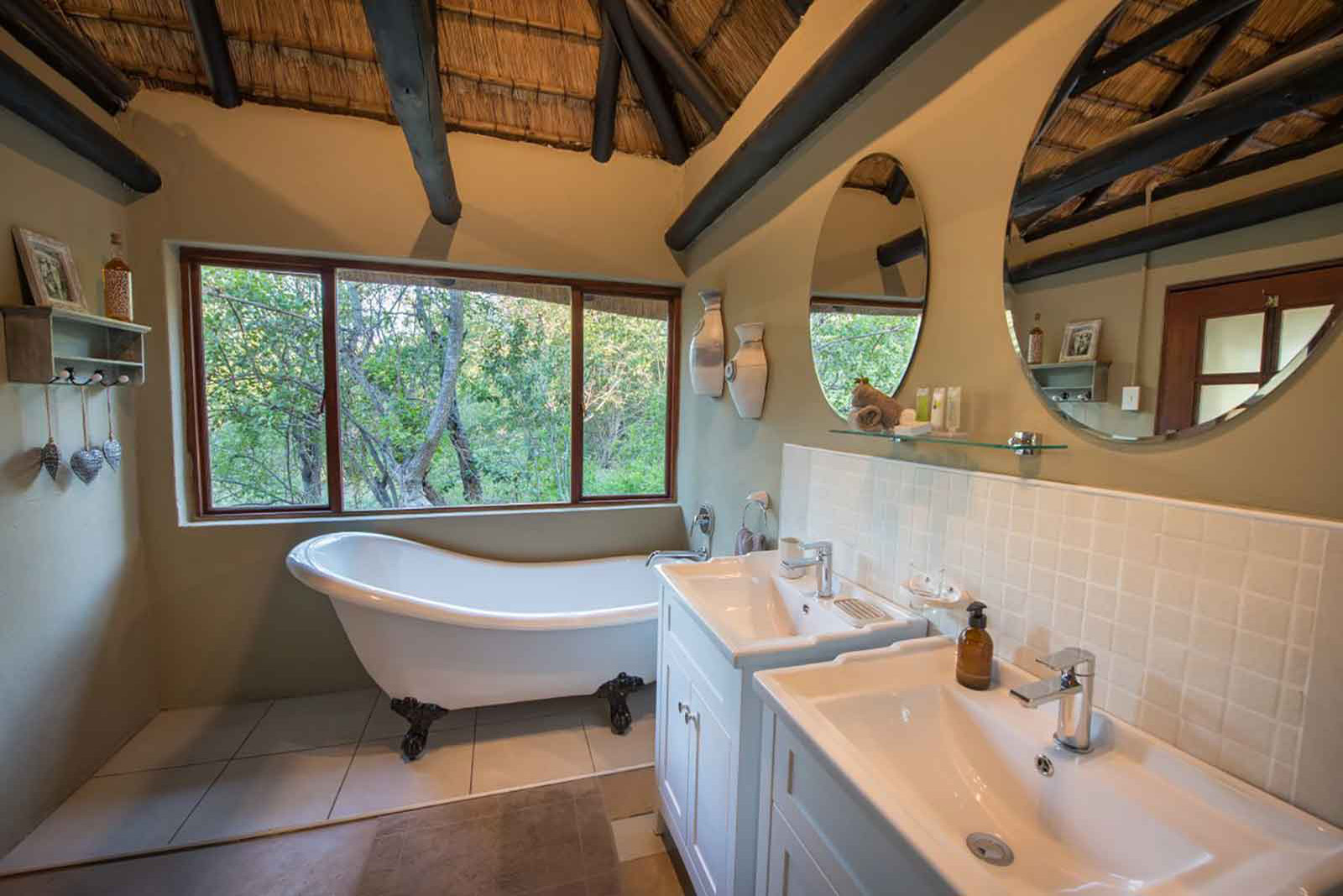 Kambaku Safari Lodge bathroom