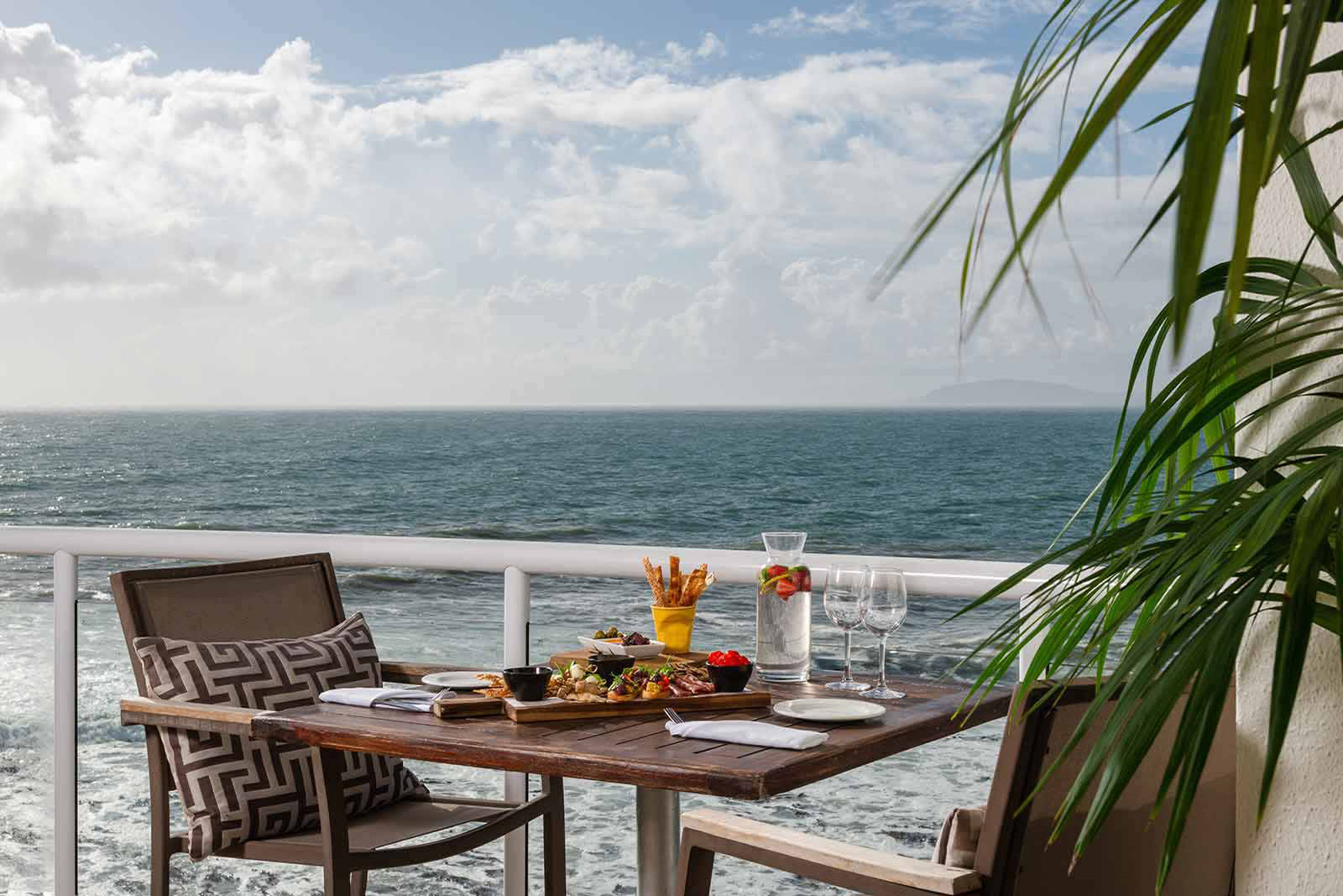 Radisson Blu Hotel dining on the deck