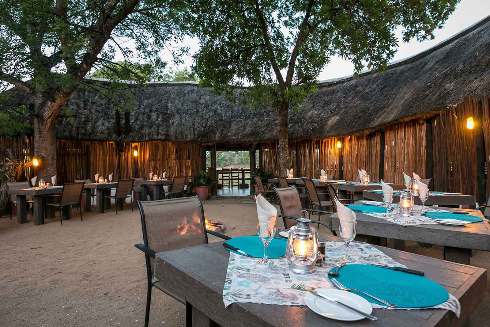Umkumbe Safari Lodge dining